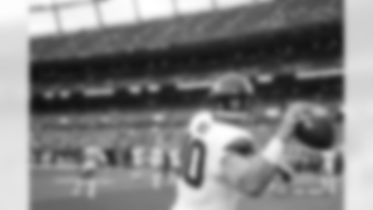 Bo Nix #10 of the Denver Broncos warms up prior to the Broncos' preseason Week 2 game against the Green Bay Packers at Empower Field at Mile High in Denver, Colorado on August 18, 2024. (Photo by Gabriel Christus/Denver Broncos)