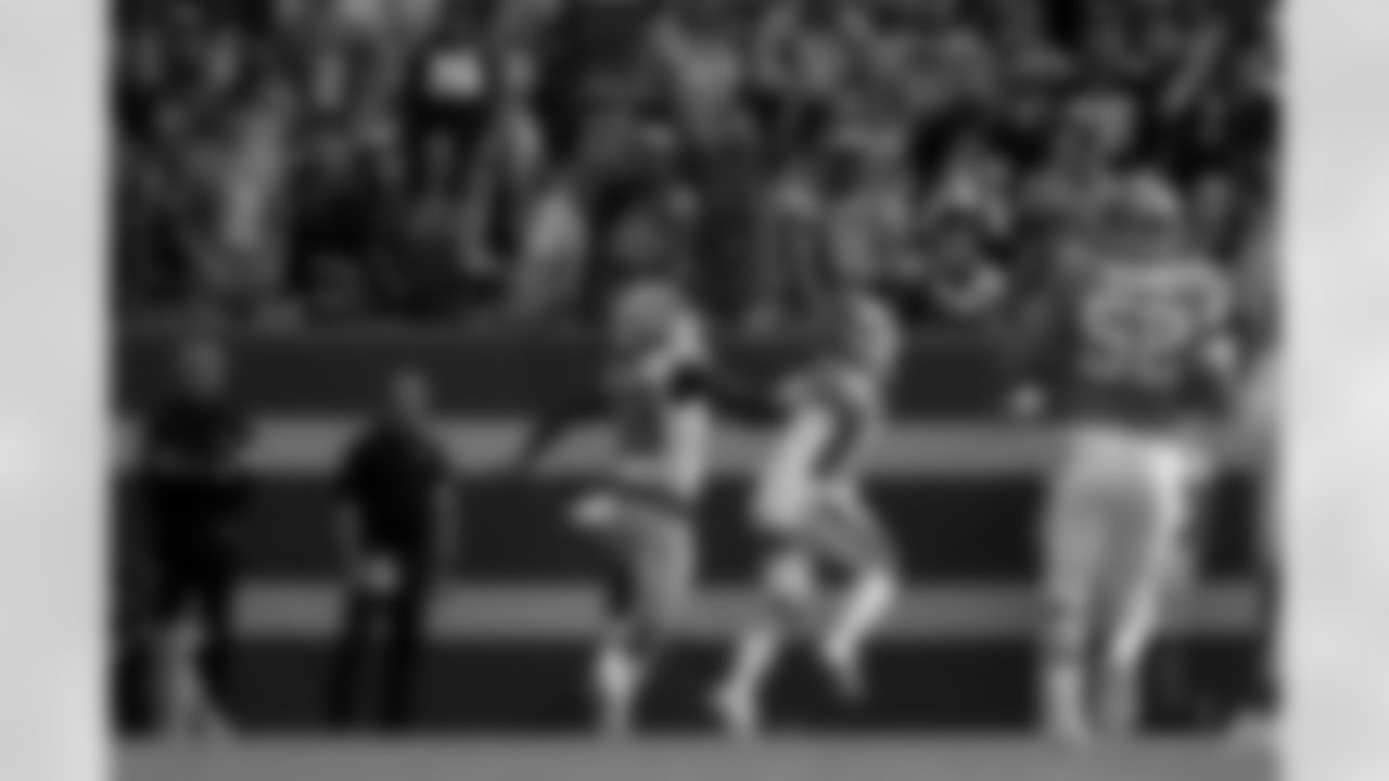 Denver Broncos cornerback Riley Moss (21) covers Dallas Cowboys wide receiver CeeDee Lamb (88) during the Broncos' Week 8 game against the Dallas Cowboys at Empower Field at Mile High in Denver, Colorado on October 26, 2025. Photo by Gabriel Christus / Denver Broncos