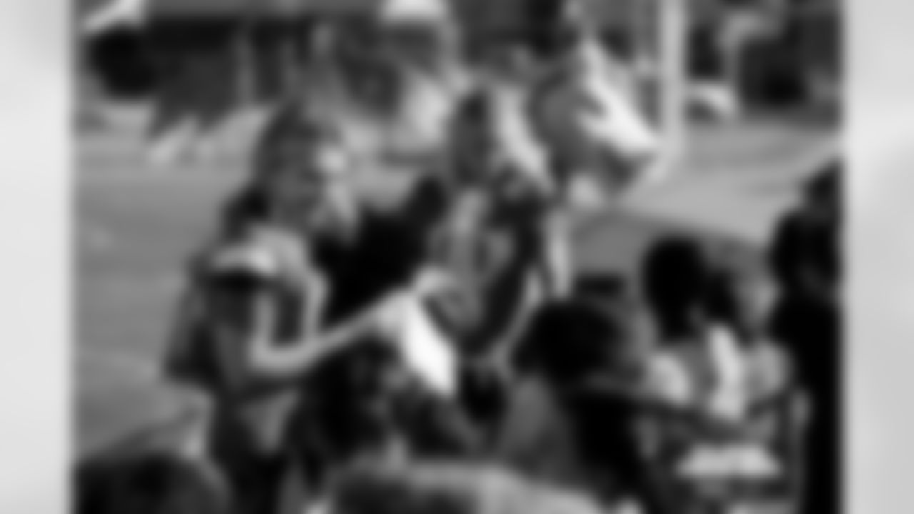 DBC Sydney J during a school hallway parade to celebrate the Denver Broncos making the playoffs on Thursday, January 15, 2026 at Lumberg Elemen in Denver, Lumberg Elementary School .
Photo by Gabriel Christus / Denver Broncos