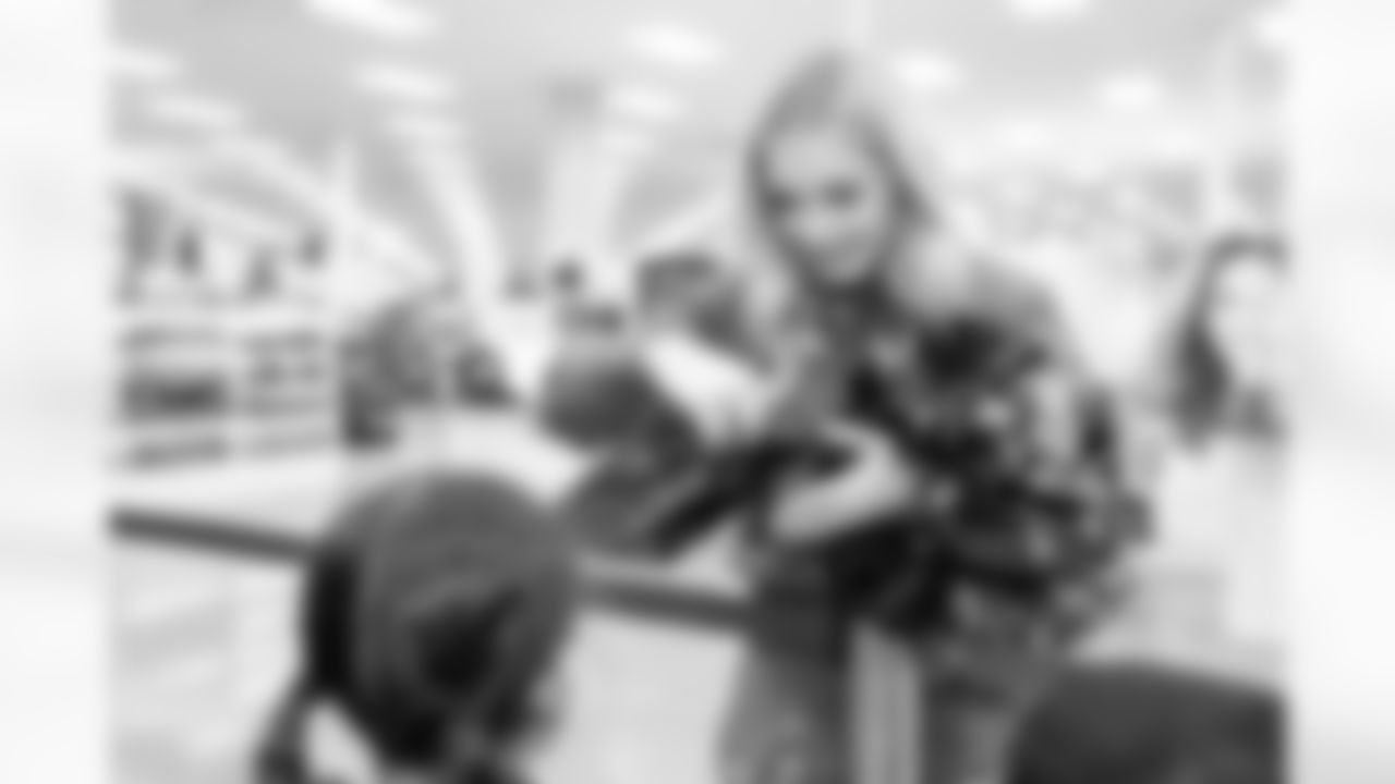 Denver Broncos Cheerleaders and Broncos alumni visit the United States Army post at Fort Carson during the Salute to Service Caravan on December 16, 2025. Photo by Ben Swanson / Denver Broncos