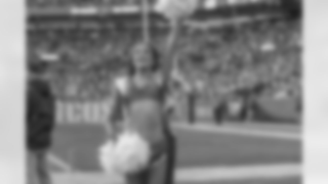 Denver Broncos Cheerleaders during the Broncos' Week 18 game against the Los Angeles Chargers at Empower Field at Mile High in Denver, Colorado on January 4, 2026. Photo by Paul Cloud / Denver Broncos