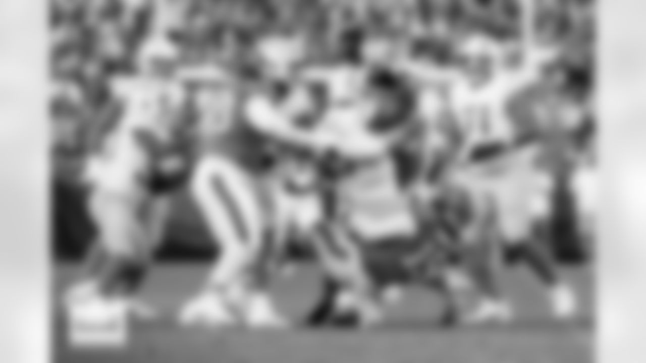 Zach Allen and Nik Bonitto during the Broncos' Week 18 game against the Los Angeles Chargers at Empower Field at Mile High in Denver, Colorado on January 4, 2026. Photo by Gavin Liddell / Denver Broncos