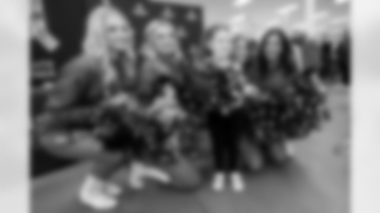 Denver Broncos Cheerleaders and Broncos alumni visit the United States Army post at Fort Carson during the Salute to Service Caravan on December 16, 2025. Photo by Ben Swanson / Denver Broncos