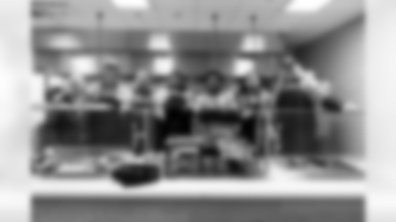 Billy Van Heusen, Caleb Lohner, Garret Wallow, Jordan Jackson, Malcolm Roach, Levelle Bailey and Frank Crum during a visit to Urban Peak to feed the kids a Thanksgiving meal on Tuesday, November 25, 2025 at Urban Peak in Denver, Colorado.
Photo by Gabriel Christus / Denver Broncos