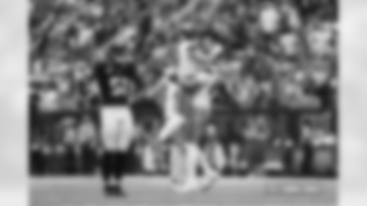 Bo Nix and Mike McGlinchey during the Broncos' Week 9 game against the Houston Texans at NRG Stadium in Houston, Texas on November 2, 2025. Photo by Ben Swanson / Denver Broncos