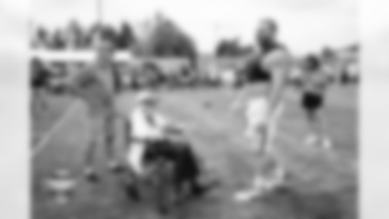 108-year-old fan Bettye Garrett meets Quinn Meinerz during a training camp practice at Broncos Park Powered by CommonSpirit on July 29, 2025 in Englewood, Colorado. Photo by Ben Swanson / Denver Broncos