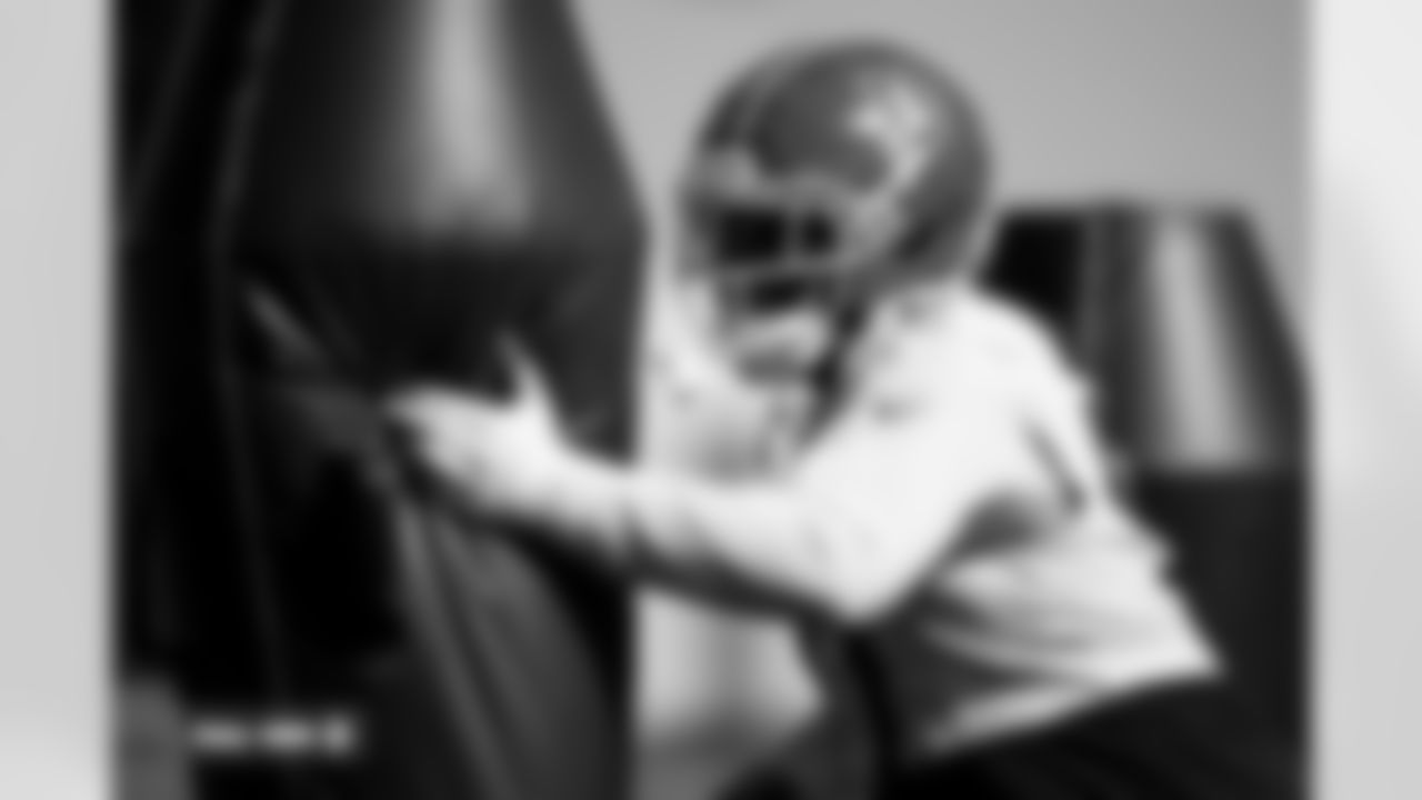 Malcolm Roach during practice at Broncos Park Powered by CommonSpirit in Englewood, Colorado on October 23, 2025. Photo by Ben Swanson / Denver Broncos