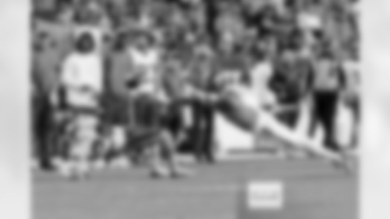 Denver Broncos cornerback Kris Abrams-Draine (31) tries to block a pass meant for Kansas City Chiefs running back Brashard Smith (24) during the Broncos' Week 11 game against the Kansas City Chiefs at Empower Field at Mile High in Denver, Colorado on November 16, 2025. Photo by Gabriel Christus / Denver Broncos