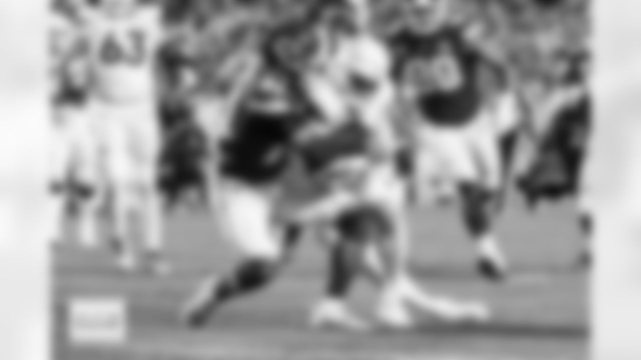 Denver Broncos quarterback Bo Nix (10) runs with the ball for a touchdown during the Broncos' Week 17 game against the Kansas City Chiefs at GEHA Field at Arrowhead Stadium in Kansas City, Missouri on December 25, 2025. Photo by Ben Swanson / Denver Broncos