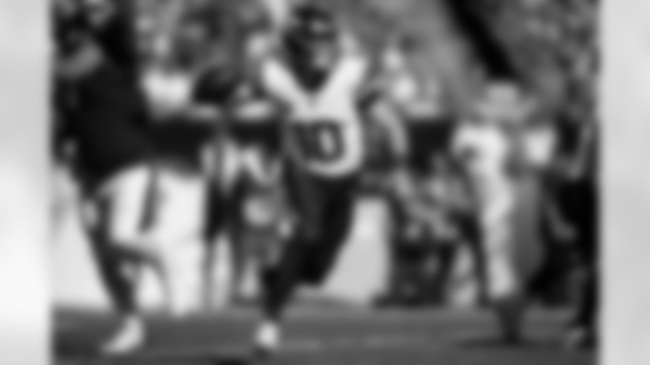 Denver Broncos quarterback Bo Nix (10) scrambles during the Broncos' Week 5 game against the Philadelphia Eagles at Lincoln Financial Field in Philadelphia, Pennsylvania on October 5, 2025. Photo by Ben Swanson / Denver Broncos