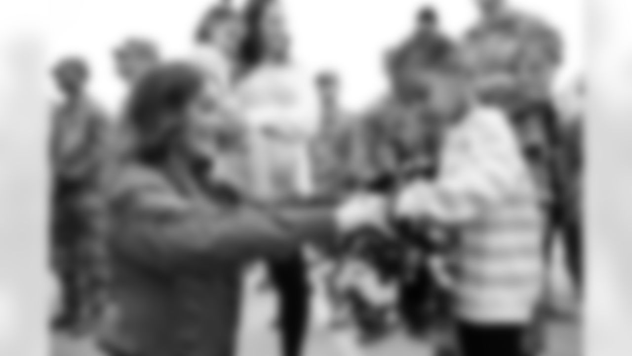 Denver Broncos Cheerleaders and Broncos alumni visit the United States Army post at Fort Carson during the Salute to Service Caravan on December 16, 2025. Photo by Ben Swanson / Denver Broncos