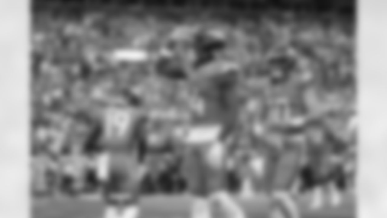 Courtland Sutton salutes the crowd during the Broncos' Week 1 game against the Tennessee Titans at Empower Field at Mile High in Denver, Colorado on September 7, 2025. Photo by Ben Swanson / Denver Broncos