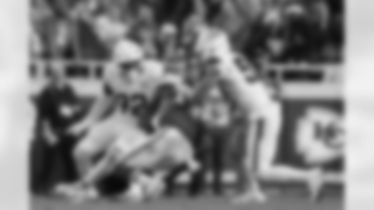 Dondrea Tillman and Jonah Elliss during the Broncos' Week 17 game against the Kansas City Chiefs at GEHA Field at Arrowhead Stadium in Kansas City, Missouri on December 25, 2025. Photo by Ben Swanson / Denver Broncos