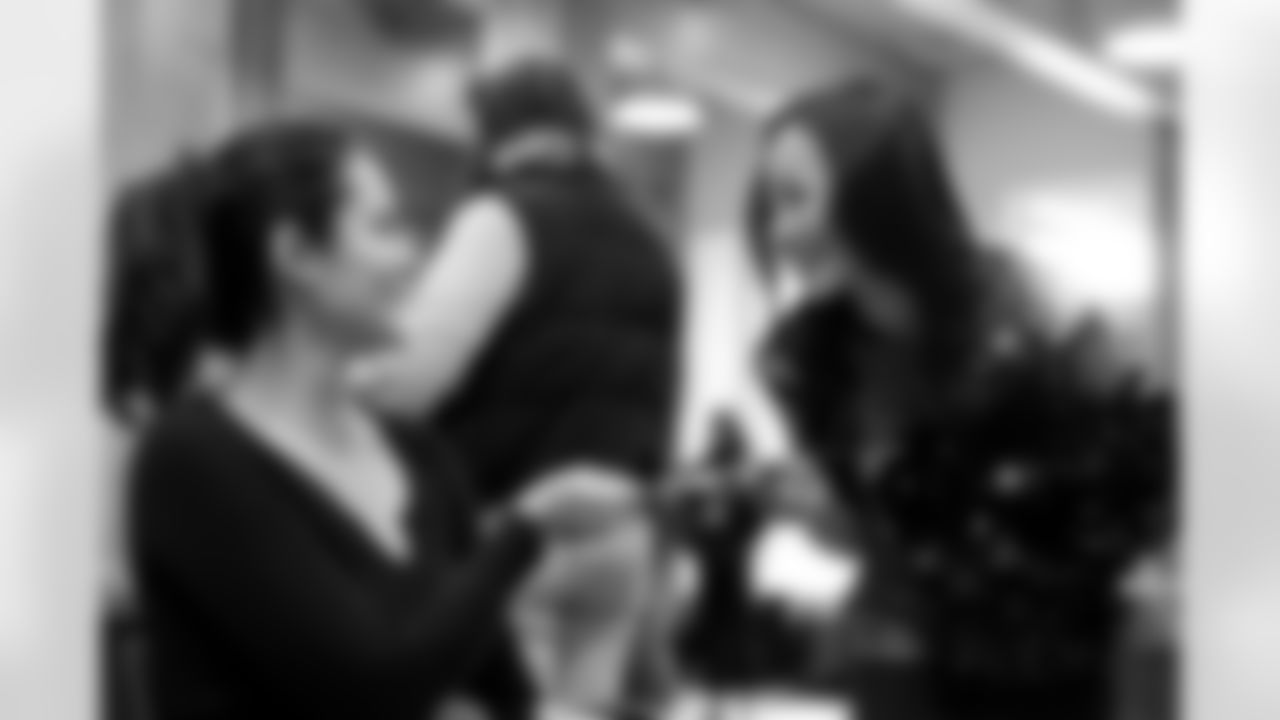 DBC Yuna hands a residents a photo card during a visit to Urban Peak to feed the kids a Thanksgiving meal on Tuesday, November 25, 2025 at Urban Peak in Denver, Colorado.
Photo by Gabriel Christus / Denver Broncos