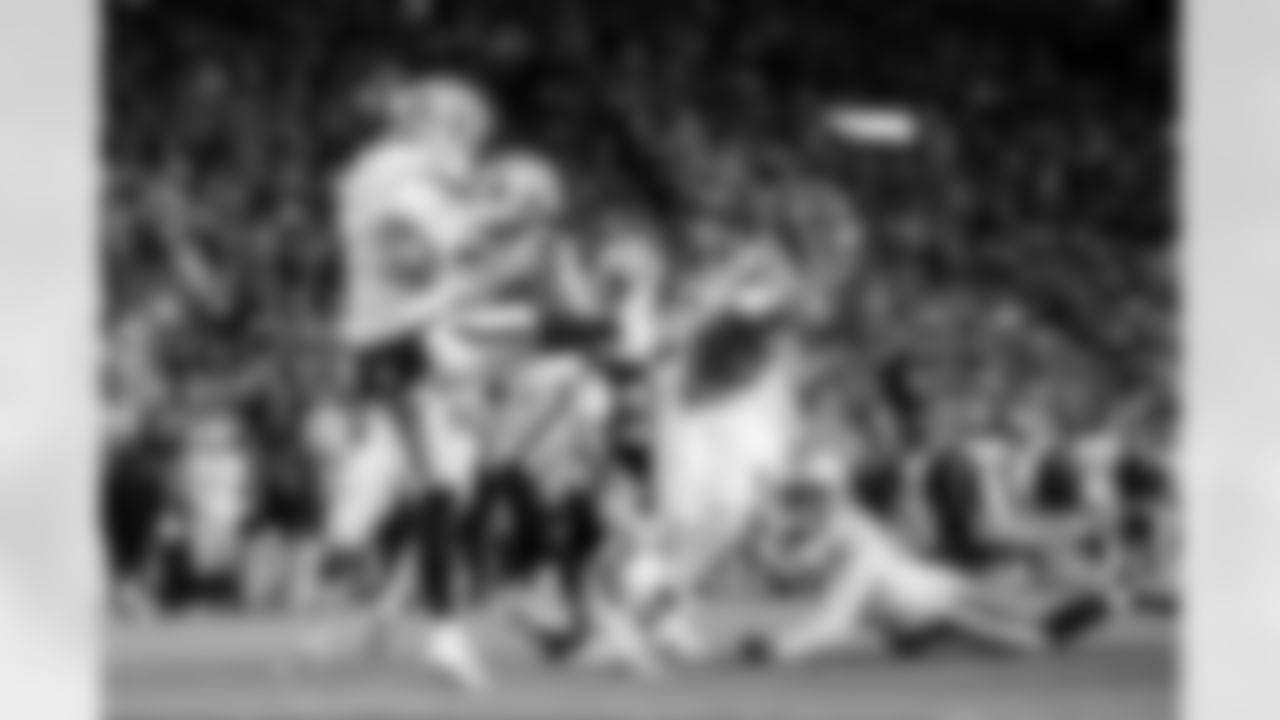 Denver Broncos safety JL Skinner (34) blocks a field goal by Las Vegas Raiders punter AJ Cole (6) during the Broncos' Week 10 game against the Las Vegas Raiders at Empower Field at Mile High in Denver, Colorado on November 6, 2025. Photo by Gabriel Christus / Denver Broncos