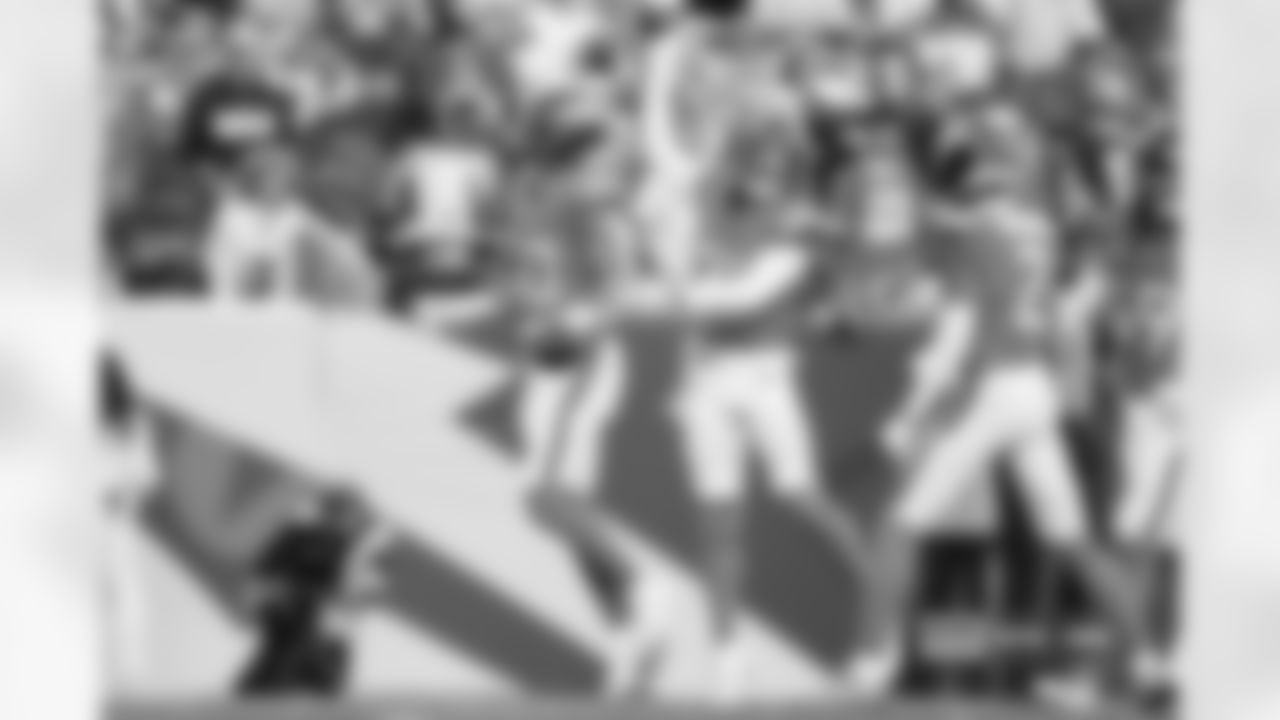 Justin Strnad during the Broncos' Week 7 game against the New York Giants at Empower Field at Mile High in Denver, Colorado on October 19, 2025. Photo by Gabriel Christus / Denver Broncos