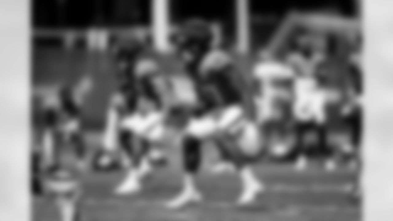 Dre Greenlaw during practice at Broncos Park Powered by CommonSpirit on August 19, 2025 in Englewood, Colorado. Photo by Ben Swanson / Denver Broncos