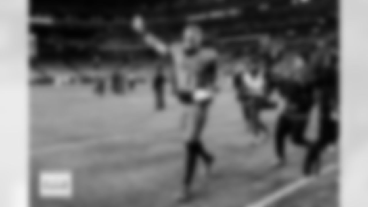 Denver Broncos quarterback Bo Nix (10) waves to the fans as he jogs off the field after the Broncos' Week 13 game against the Washington Commanders at Northwest Stadium in Landover, Maryland on November 30, 2025. Photo by Ben Swanson / Denver Broncos