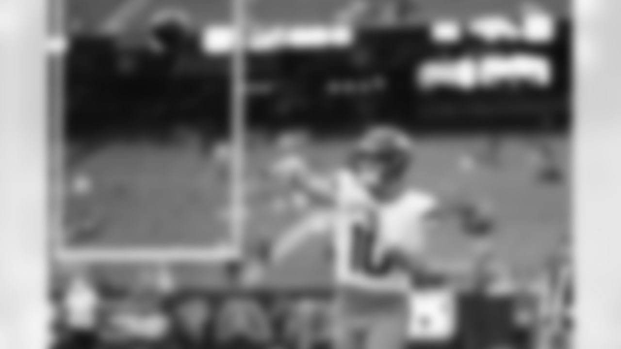 Bo Nix (10) before the Broncos' Week 9 game against the Houston Texans at NRG Stadium in Houston, Texas on November 2, 2025. Photo by Gabriel Christus / Denver Broncos