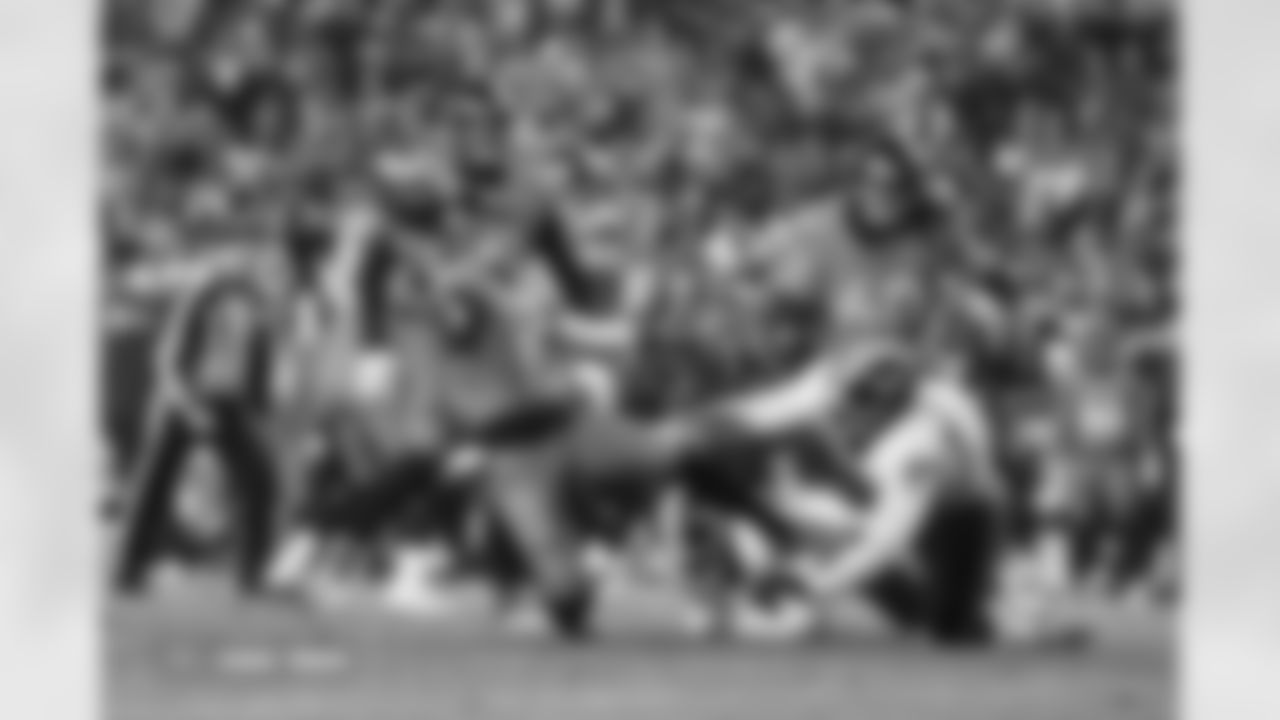 Bo Nix (10) during the Broncos' Week 13 game against the Washington Commanders at Northwest Stadium in Landover, Maryland on November 30, 2025. Photo by Ben Swanson / Denver Broncos