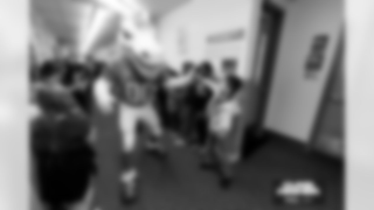 Miles the Mascot during a school hallway parade to celebrate the Denver Broncos making the playoffs on Thursday, January 15, 2026 at Lumberg Elemen in Denver, Lumberg Elementary School .
Photo by Gabriel Christus / Denver Broncos