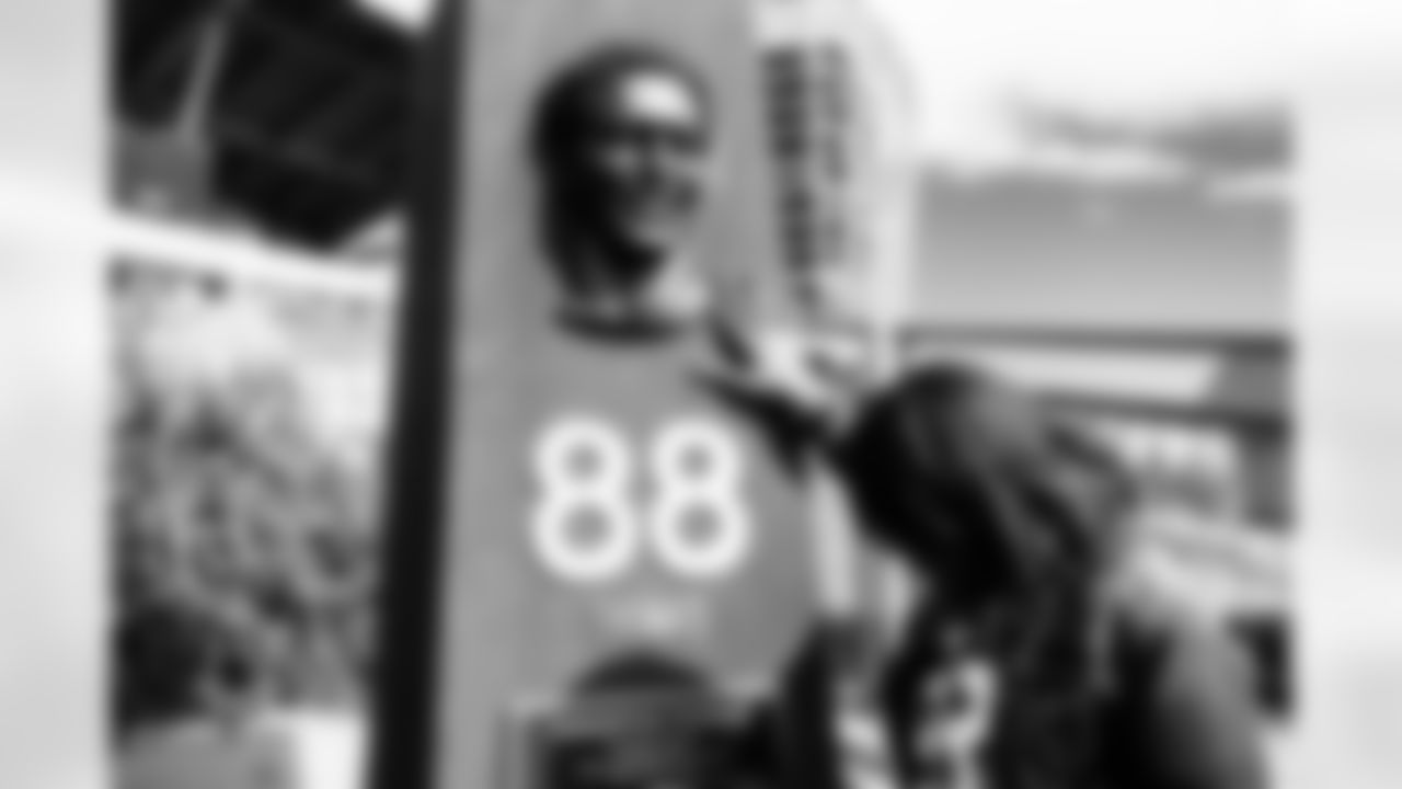 Katina Smith rests her hand on Demaryius Thomas's pillar during the pregame ceremony unveiling Demaryius Thomas' Ring of Fame pillar before the Broncos' Week 7 game against the New York Giants at Empower Field at Mile High in Denver, Colorado on October 19, 2025. Photo by Gabriel Christus / Denver Broncos
