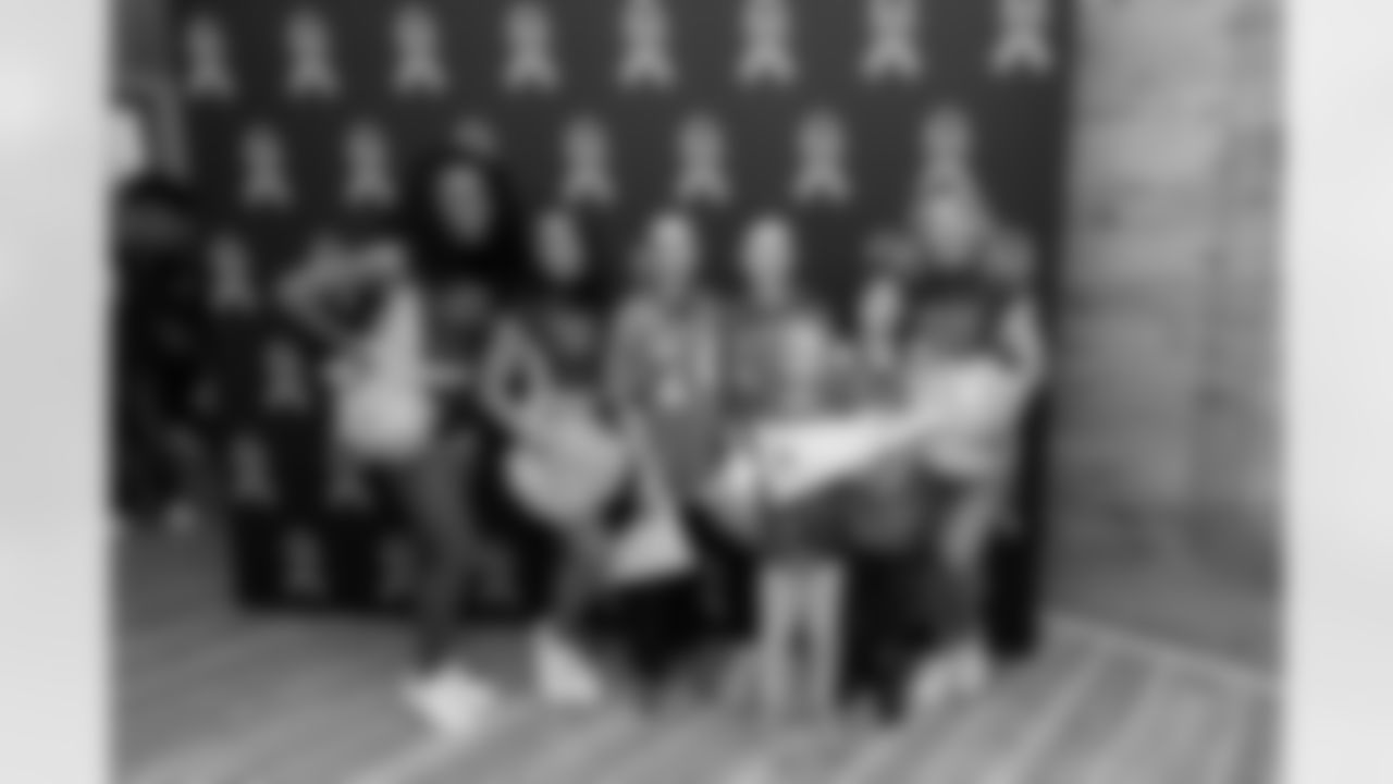 Washington Commanders Cheerleaders during a visit with military families on Saturday, November 29, 2025 at USO Warrior and Family Center in Fort Belvoir, Virginia.
Photo by Gabriel Christus / Denver Broncos