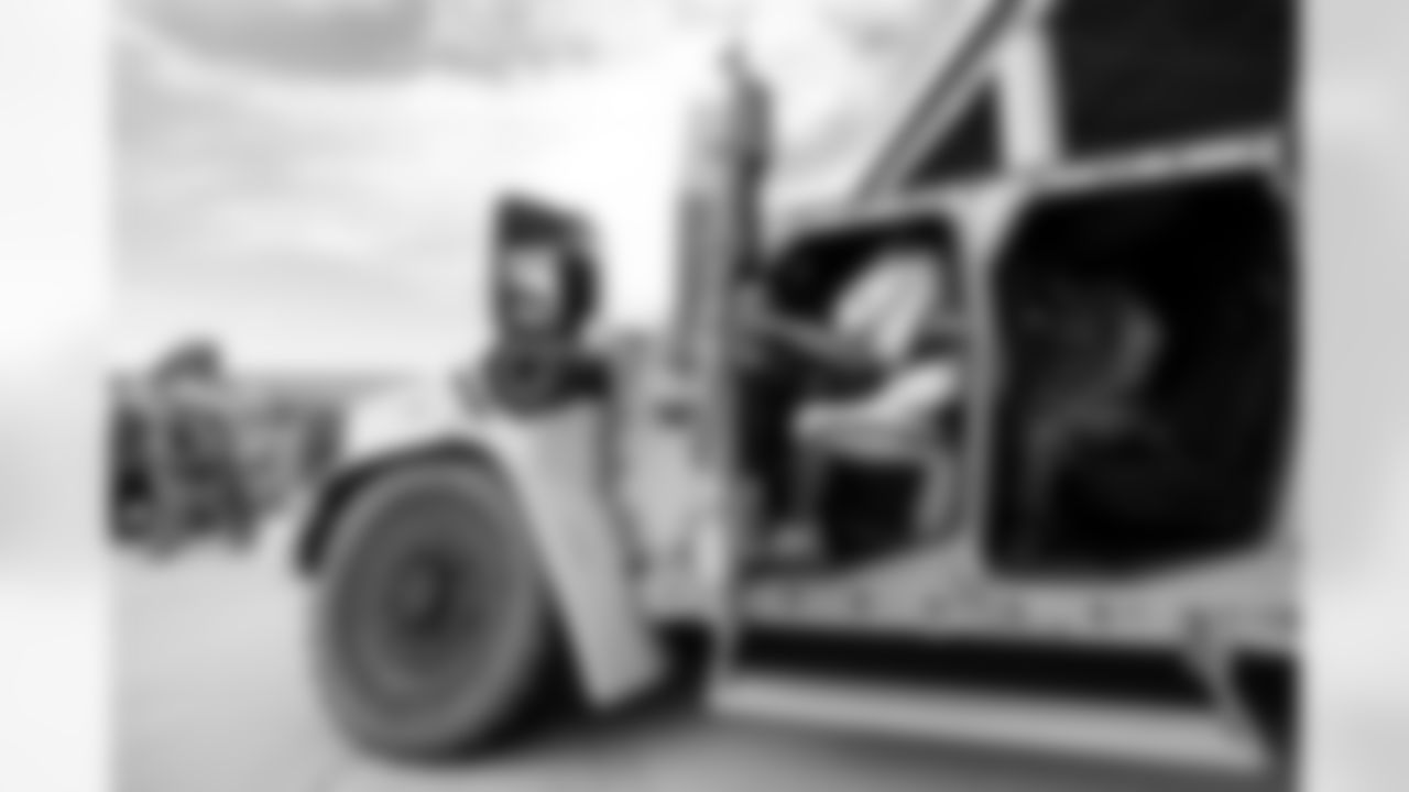 Denver Broncos Cheerleaders and Broncos alumni visit the United States Army post at Fort Carson during the Salute to Service Caravan on December 16, 2025. Photo by Ben Swanson / Denver Broncos