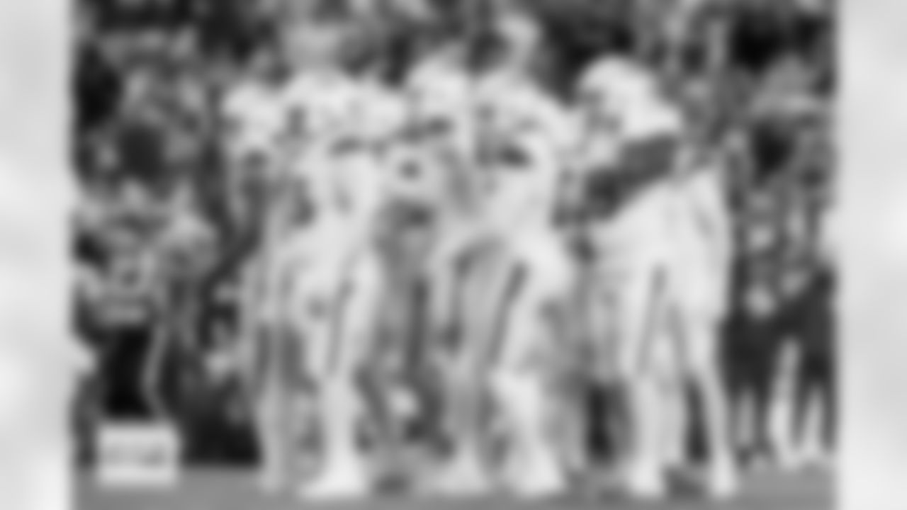 The Denver Broncos defense hudlles together during the Broncos' Week 17 game against the Kansas City Chiefs at GEHA Field at Arrowhead Stadium in Kansas City, Missouri on December 25, 2025. Photo by Gabriel Christus / Denver Broncos