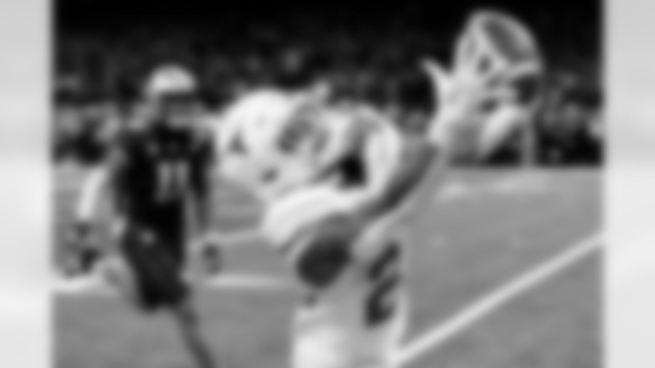 Texas defensive back Jahdae Barron (23) makes the catch against Washington during the second half of the Sugar Bowl CFP NCAA semifinal college football game between Washington and Texas, Monday, Jan. 1, 2024, in New Orleans. Washington won 37-31. (AP Photo/Butch Dill)