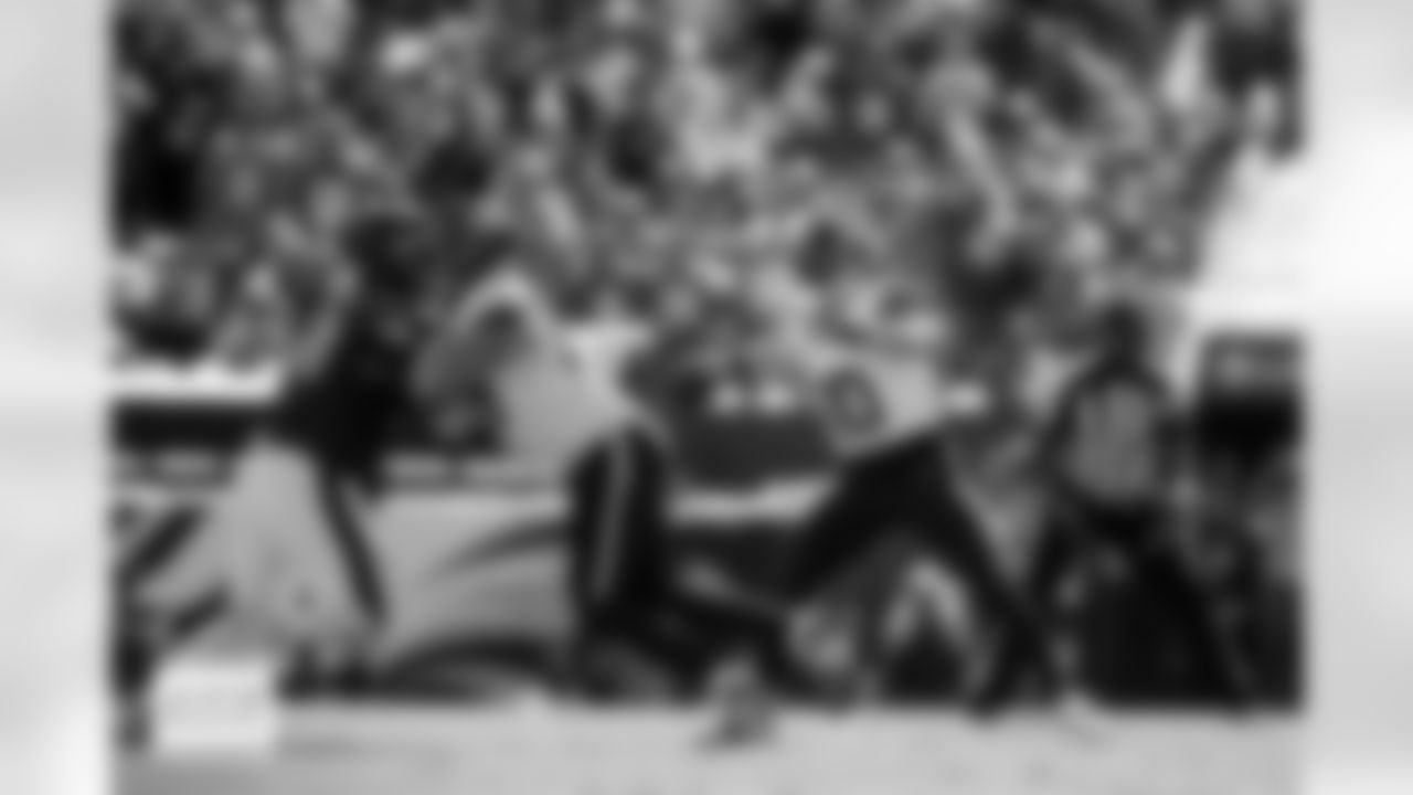 Denver Broncos quarterback Bo Nix (10) throws a pass as offensive tackle Mike McGlinchey (69) blocks during the Broncos' Week 5 game against the Philadelphia Eagles at Lincoln Financial Field in Philadelphia, Pennsylvania on October 5, 2025. Photo by Gabriel Christus / Denver Broncos