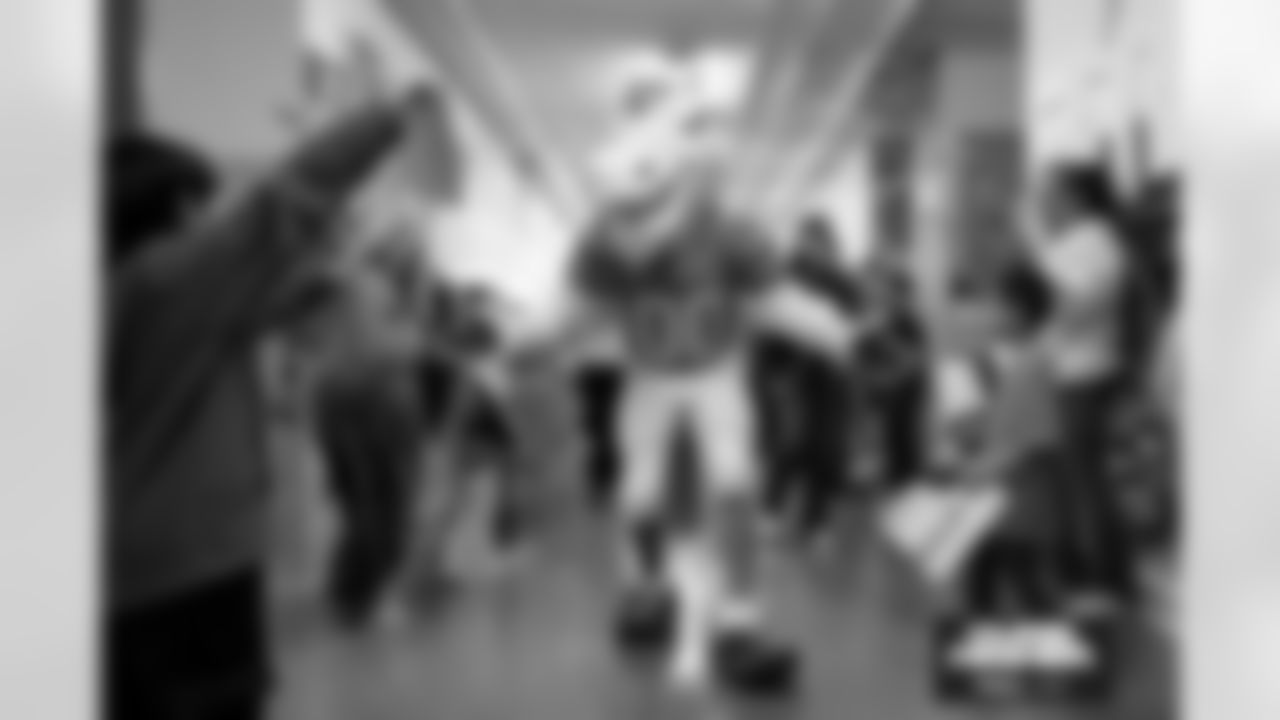 Students cheer on the Broncos during a school hallway parade to celebrate the Denver Broncos making the playoffs at Doull Elementary School in Denver, Colorado on January 16, 2026. Photo by Ben Swanson / Denver Broncos