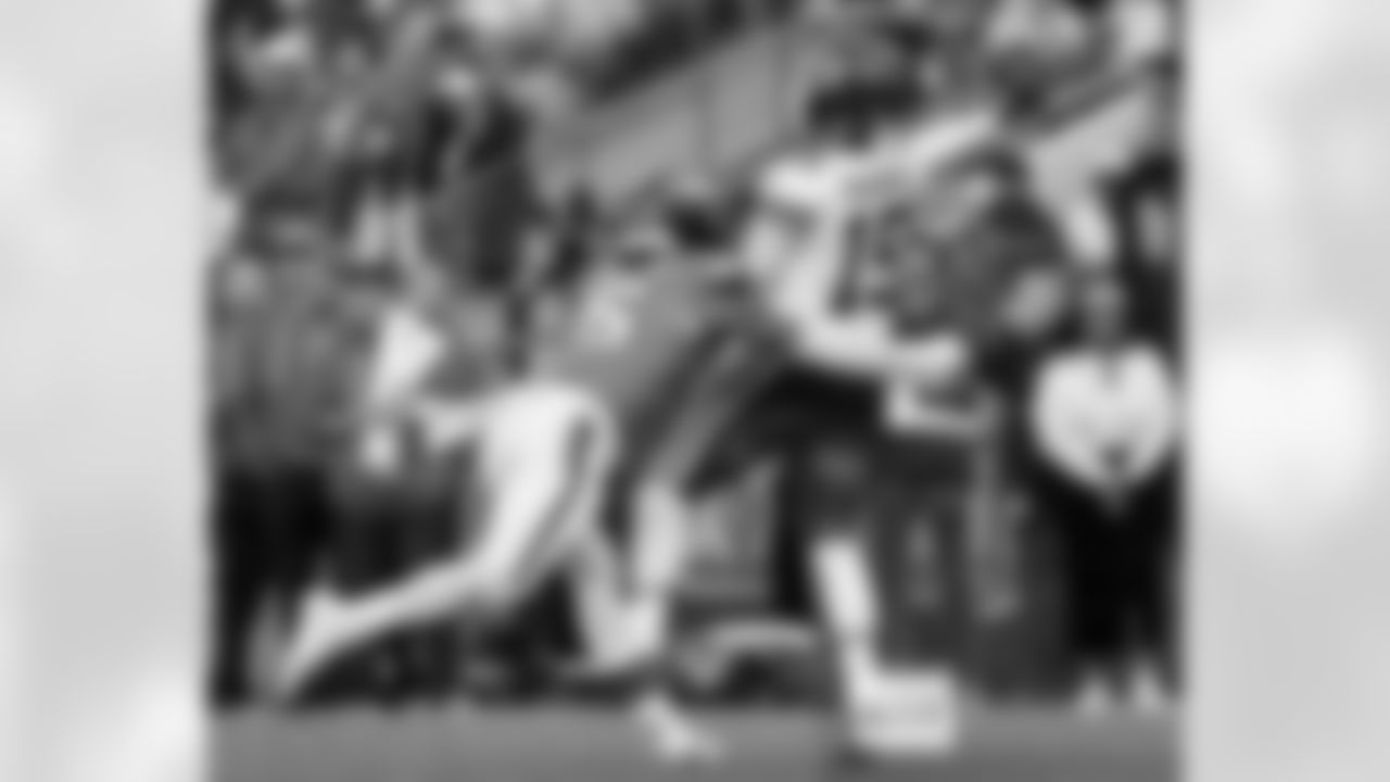 Denver Broncos linebacker Nik Bonitto (15) attempts to tackle Kansas City Chiefs quarterback Patrick Mahomes (15) during the Broncos' Week 11 game against the Kansas City Chiefs at Empower Field at Mile High in Denver, Colorado on November 16, 2025. Photo by Adam Bratten / Denver Broncos