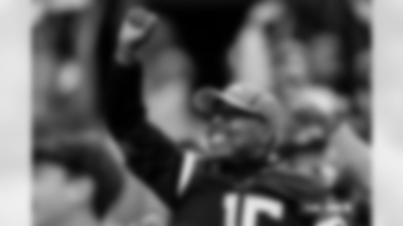 Fans cheer during the Broncos' Week 18 game against the Los Angeles Chargers at Empower Field at Mile High in Denver, Colorado on January 4, 2026. Photo by Ben Swanson / Denver Broncos