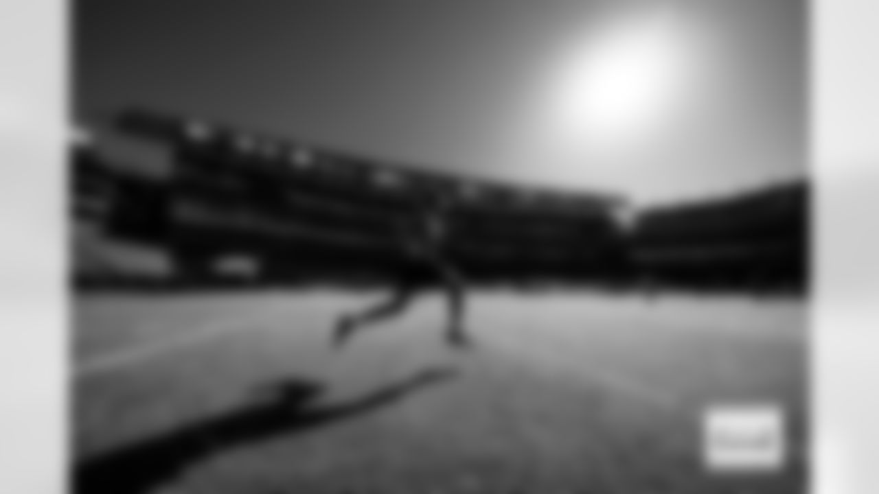 Evan Engram warms up before the Broncos' Week 5 game against the Philadelphia Eagles at Lincoln Financial Field in Philadelphia, Pennsylvania on October 5, 2025. Photo by Gabriel Christus / Denver Broncos