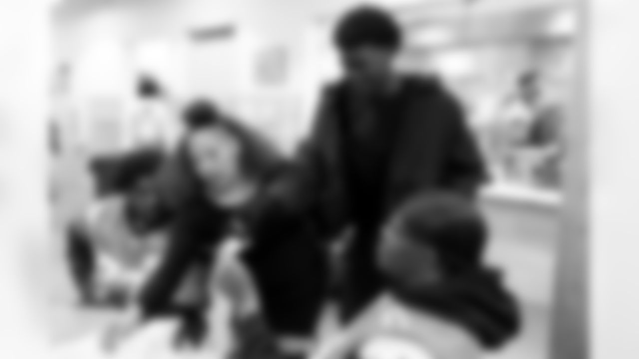 Malcolm Roach and Jordan Jackson write kindness messages with residents during a visit to Urban Peak to feed the kids a Thanksgiving meal on Tuesday, November 25, 2025 at Urban Peak in Denver, Colorado.
Photo by Gabriel Christus / Denver Broncos