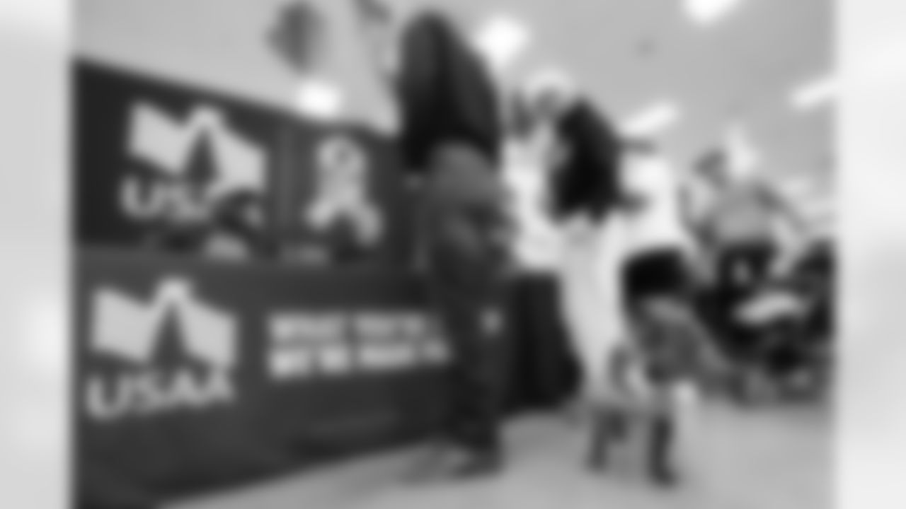 Denver Broncos Cheerleaders and Broncos alumni visit the United States Army post at Fort Carson during the Salute to Service Caravan on December 16, 2025. Photo by Ben Swanson / Denver Broncos