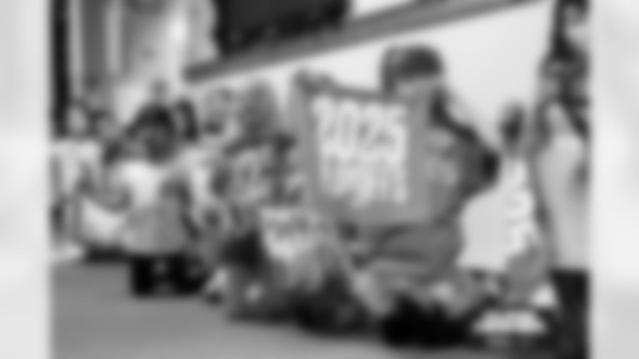 Students cheer on the Broncos during a school hallway parade to celebrate the Denver Broncos making the playoffs at Barnum Elementary School in Denver, Colorado on January 16, 2026. Photo by Ben Swanson / Denver Broncos