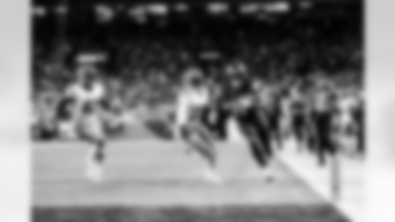 Denver Broncos wide receiver Marvin Mims Jr. (19) runs with the ball for a touchdown during the Broncos' Week 4 game against the Cincinnati Bengals at Empower Field at Mile High in Denver, Colorado on September 29, 2025. Photo by Ben Swanson / Denver Broncos