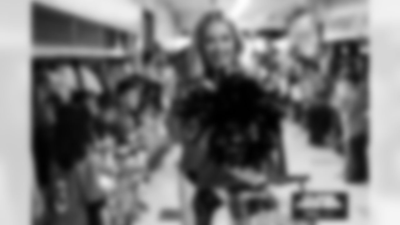 Students cheer on the Broncos during a school hallway parade to celebrate the Denver Broncos making the playoffs at Godsman Elementary School in Denver, Colorado on January 16, 2026. Photo by Ben Swanson / Denver Broncos