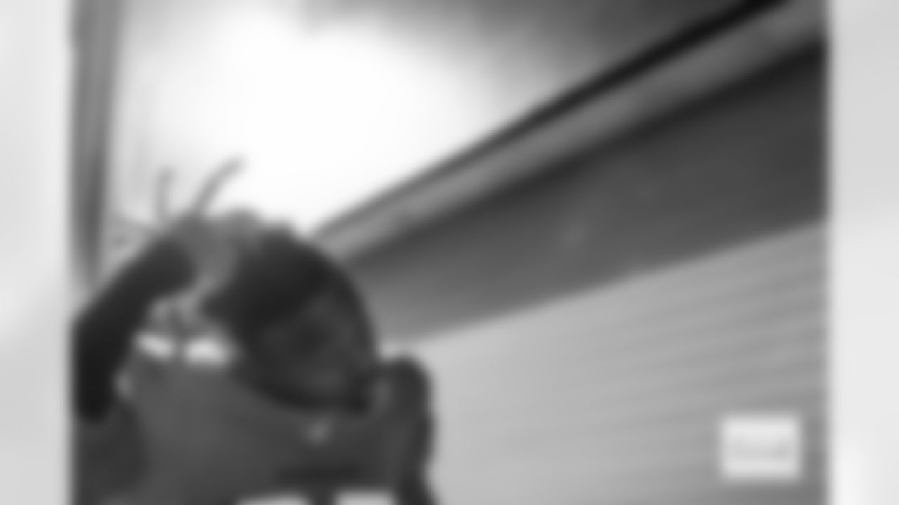 Denver Broncos cornerback Jahdae Barron (23) adjusts his hair before the Broncos' Week 13 game against the Washington Commanders at Northwest Stadium in Landover, Maryland on November 30, 2025. Photo by Gabriel Christus / Denver Broncos