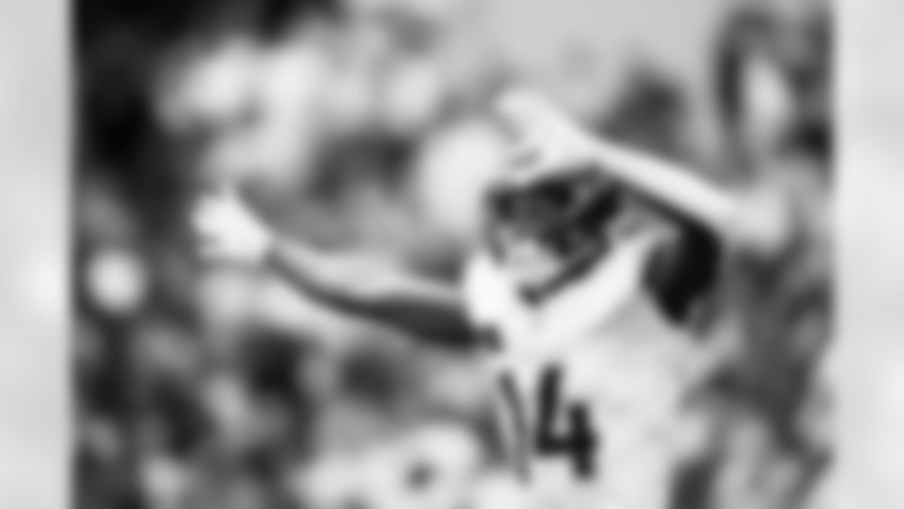 Denver Broncos wide receiver Courtland Sutton (14) celebrates a a touchdown during the Broncos' Week 3 game against the Los Angeles Chargers at SoFi Stadium in Inglewood, California on September 21, 2025. Photo by Gabriel Christus / Denver Broncos