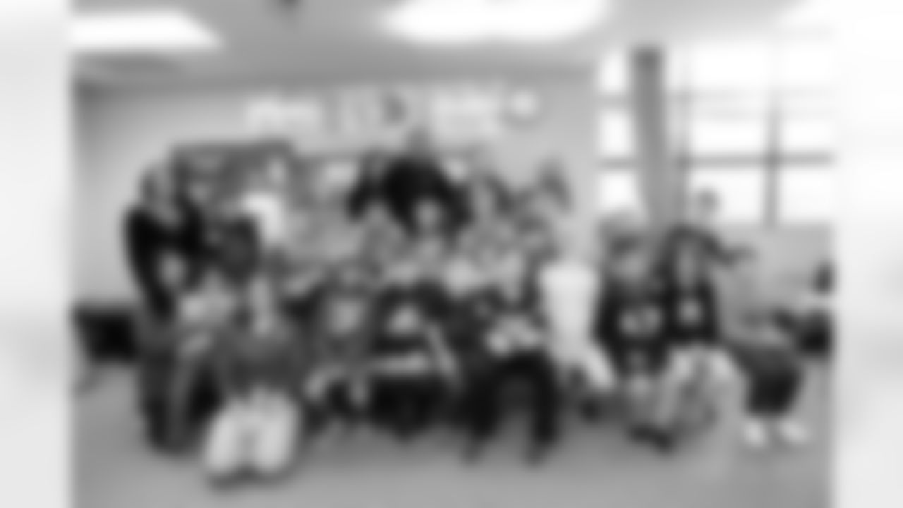 Evan Engram builds gingerbread houses with students at Timber Trail Elementary School in Castle Pines, Colorado on December 9, 2025. Photo by Ben Swanson / Denver Broncos