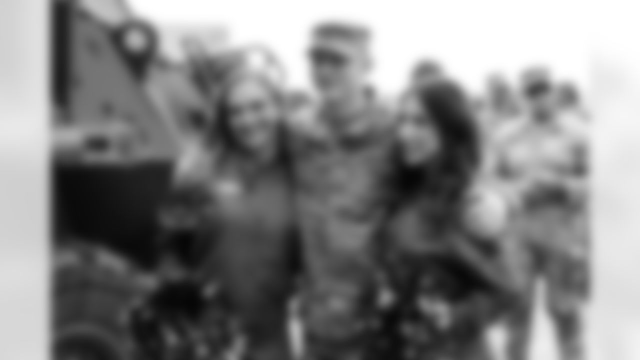 Denver Broncos Cheerleaders and Broncos alumni visit the United States Army post at Fort Carson during the Salute to Service Caravan on December 16, 2025. Photo by Ben Swanson / Denver Broncos