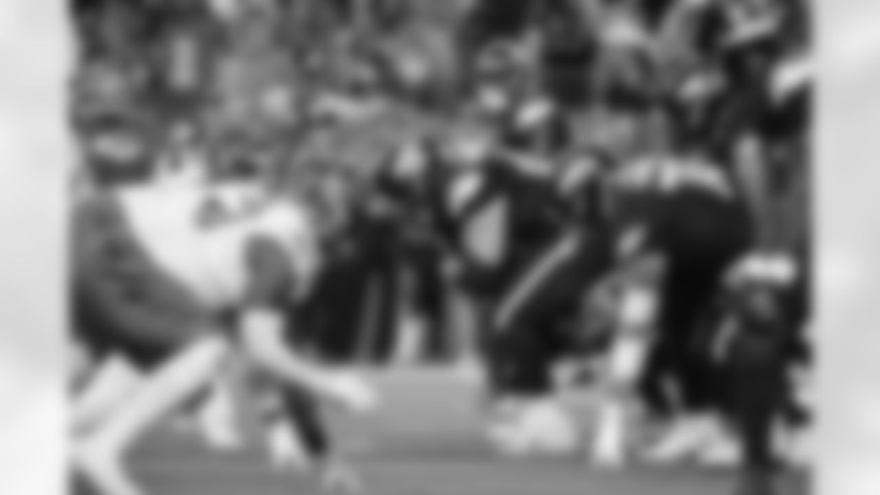 Denver Broncos center Luke Wattenberg (60) snaps the ball during the Broncos' Week 4 game against the Cincinnati Bengals at Empower Field at Mile High in Denver, Colorado on September 29, 2025. Photo by Jamie Schwaberow / Denver Broncos
