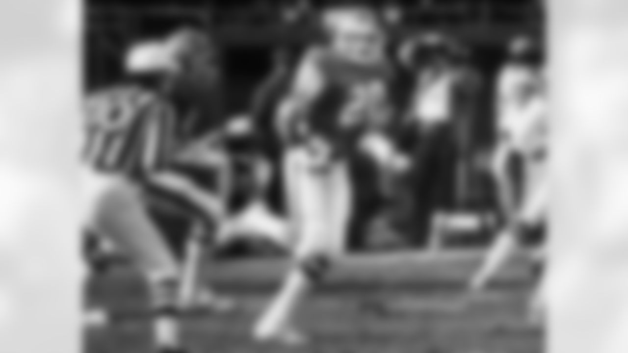 Ring of Fame cornerback Louis Wright had one of his finest games and provided perhaps the most amazing finish in the Broncos-Chargers series history in this 1985 game. Wright, who picked off quarterback Dan Fouts once during the game, ended the game by returning a blocked field goal for a touchdown in overtime.