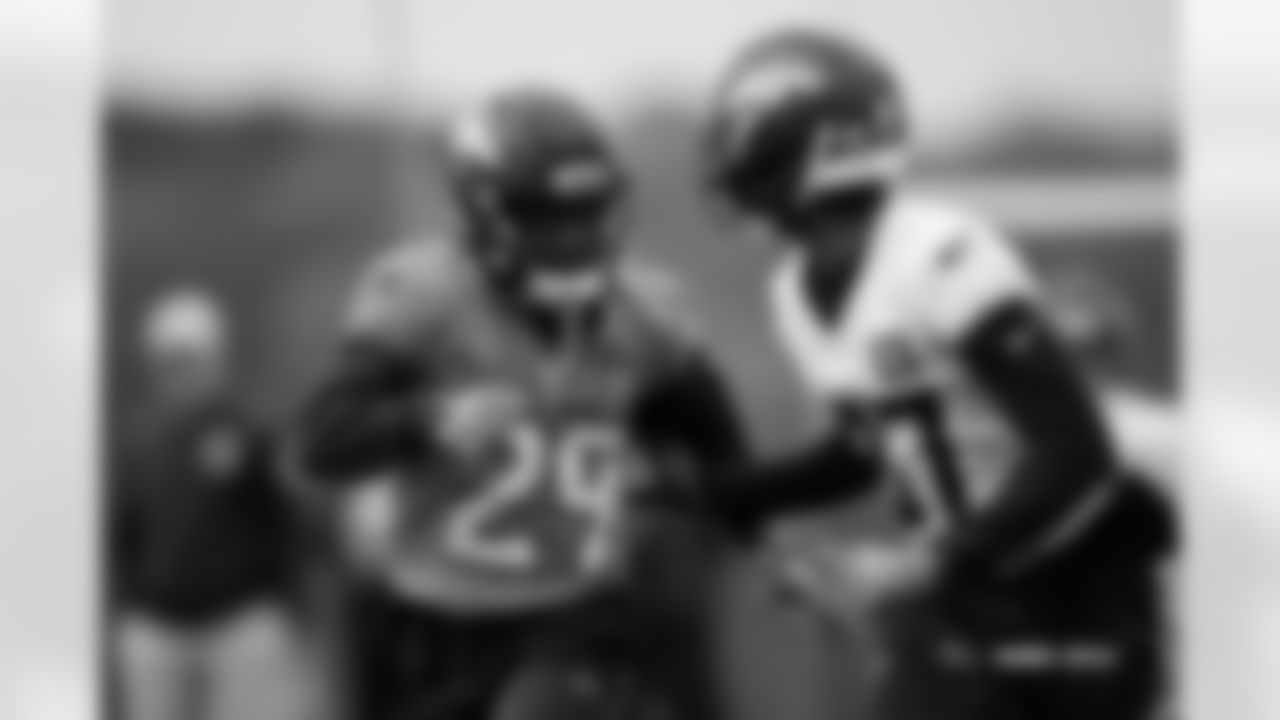 Ja'Quan McMillian and A.T. Perry during practice in Ware, England on October 10, 2025. Photo by Ben Swanson / Denver Broncos