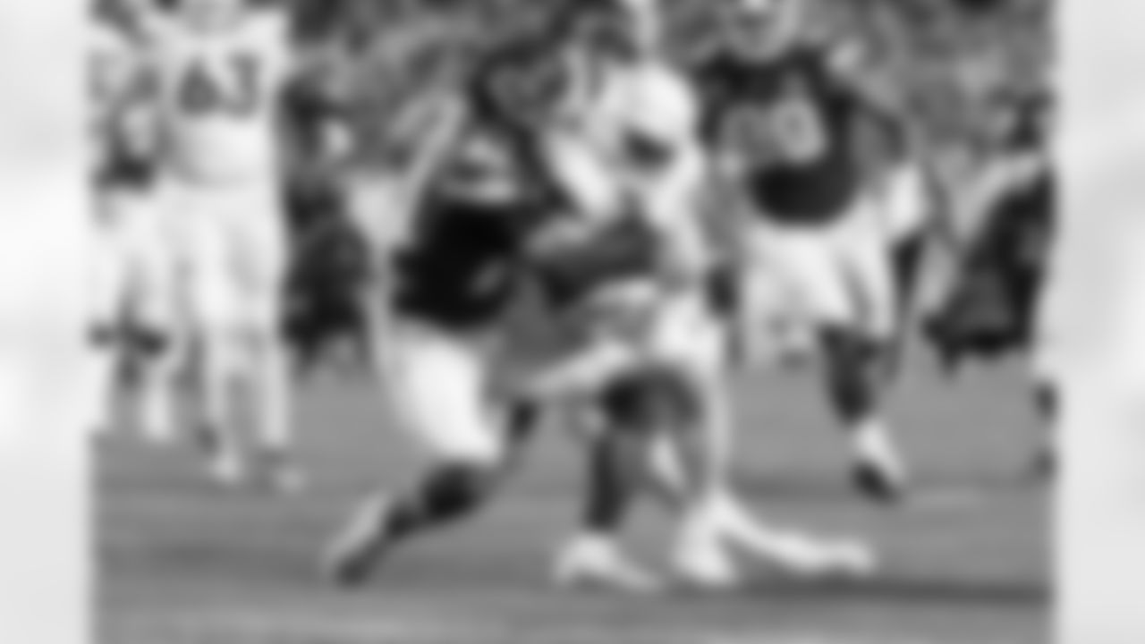 Denver Broncos quarterback Bo Nix (10) runs with the ball for a touchdown during the Broncos' Week 17 game against the Kansas City Chiefs at GEHA Field at Arrowhead Stadium in Kansas City, Missouri on December 25, 2025. Photo by Ben Swanson / Denver Broncos