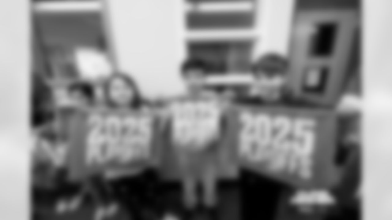 Students during a school hallway parade to celebrate the Denver Broncos making the playoffs on Thursday, January 15, 2026 at Lumberg Elemen in Denver, Lumberg Elementary School .
Photo by Gabriel Christus / Denver Broncos