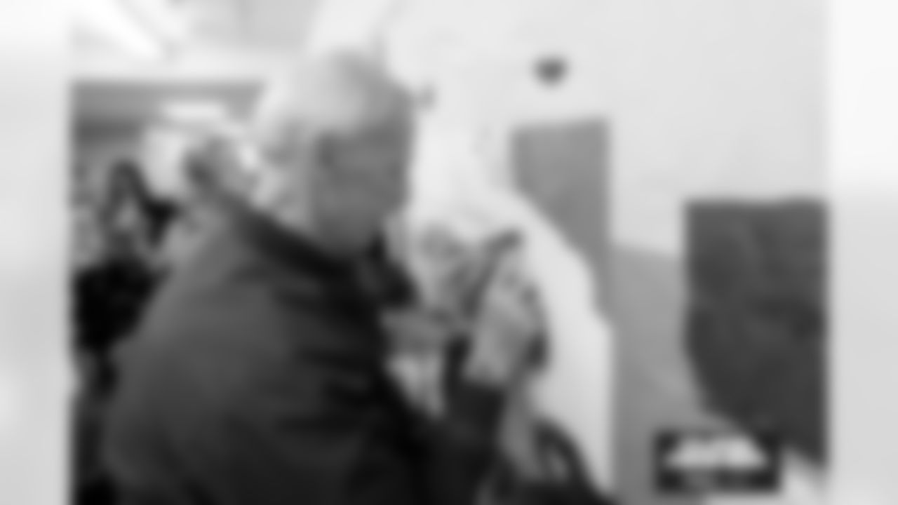 Billy Van Heusen during a school hallway parade to celebrate the Denver Broncos making the playoffs on Thursday, January 15, 2026 at Lumberg Elemen in Denver, Lumberg Elementary School .
Photo by Gabriel Christus / Denver Broncos